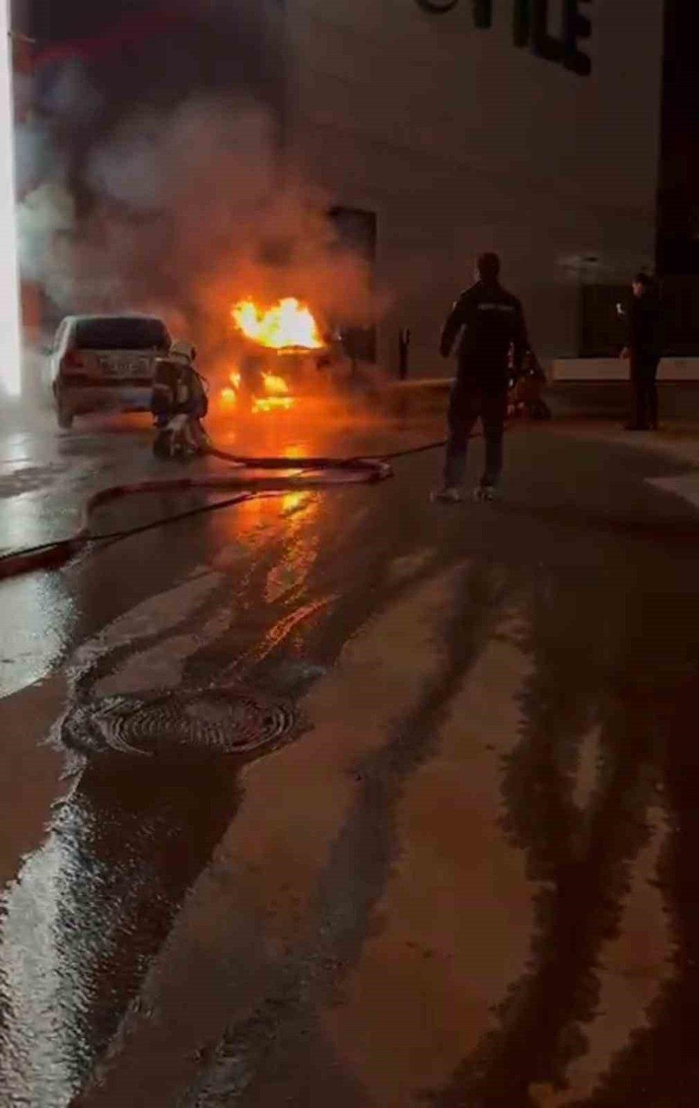 Elektrikli otomobil şarj olurken alev aldı