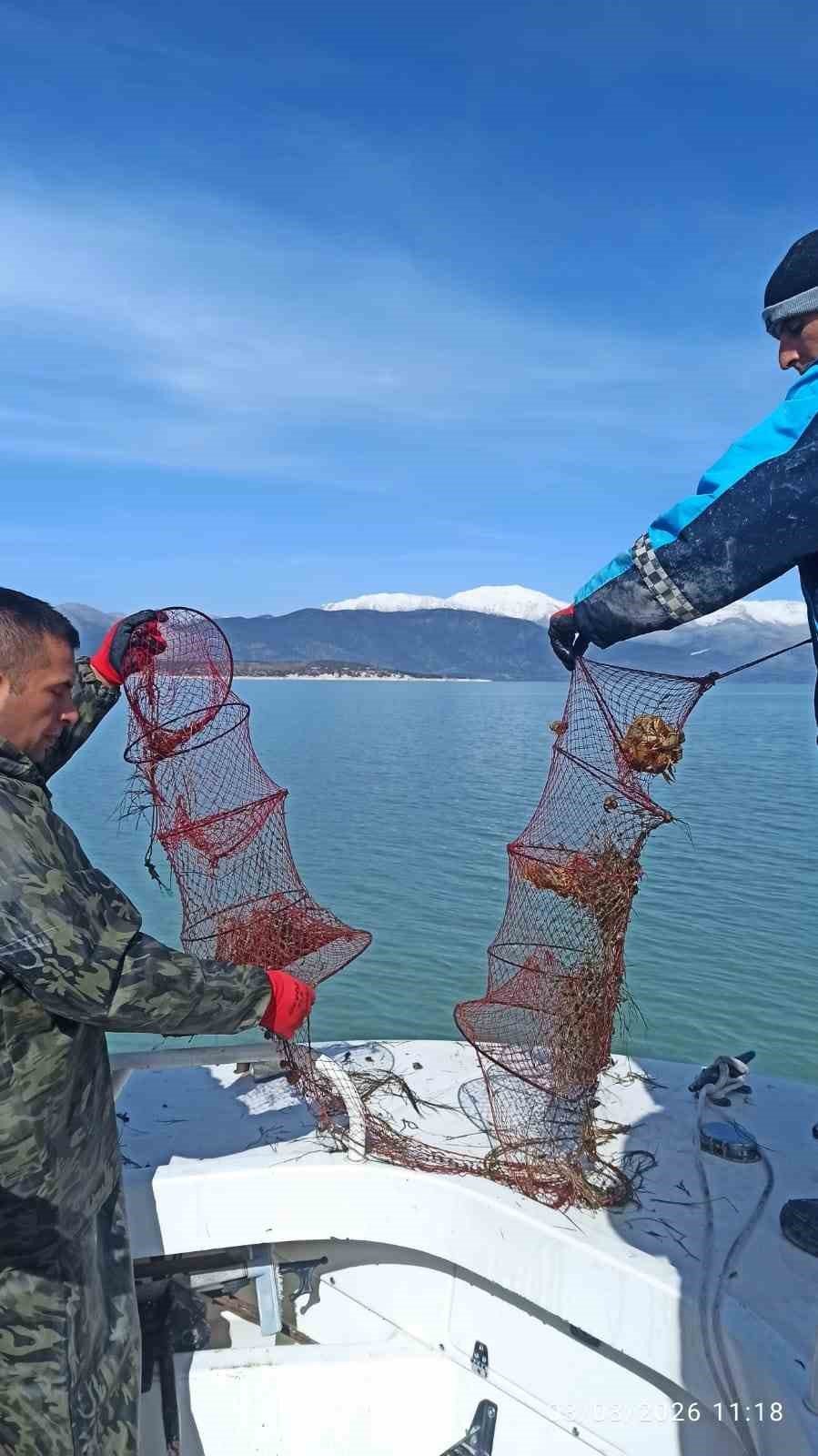 Eğirdir Gölü üzerinde operasyon! Pinterlere el konuldu