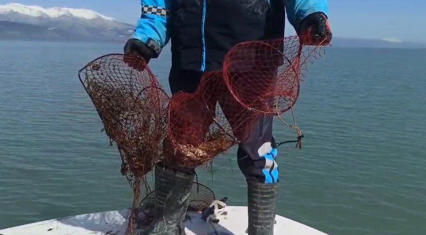 Eğirdir Gölü üzerinde operasyon! Pinterlere el konuldu