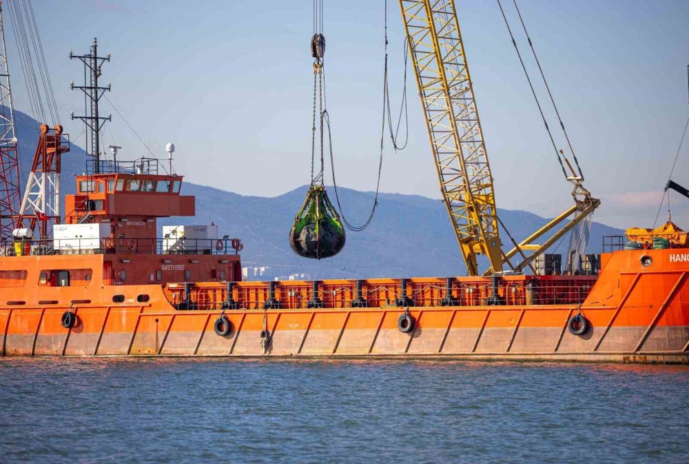 İzmir Körfezi'nden 200 bin kamyon çamur çıkarılacak