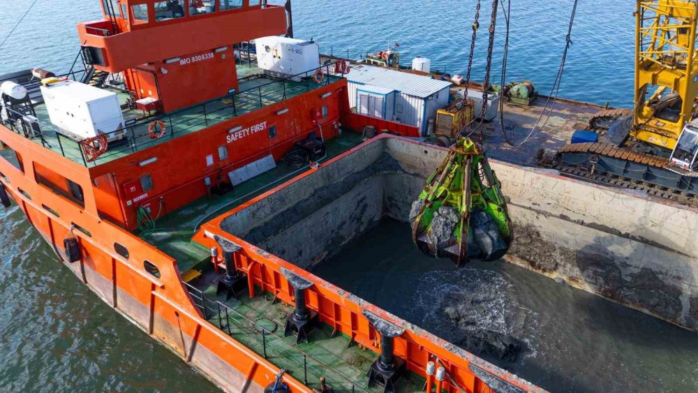 İzmir Körfezi'nden 200 bin kamyon çamur çıkarılacak