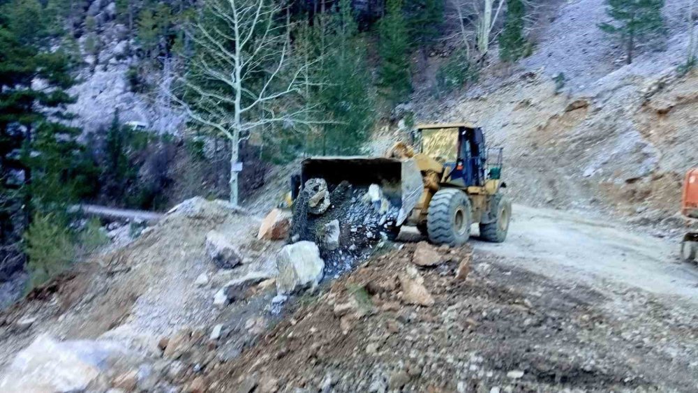 Kış Alanya'nın dağlarını yerle bir etti! Makinalar bahara kadar aralıksız çalışacak
