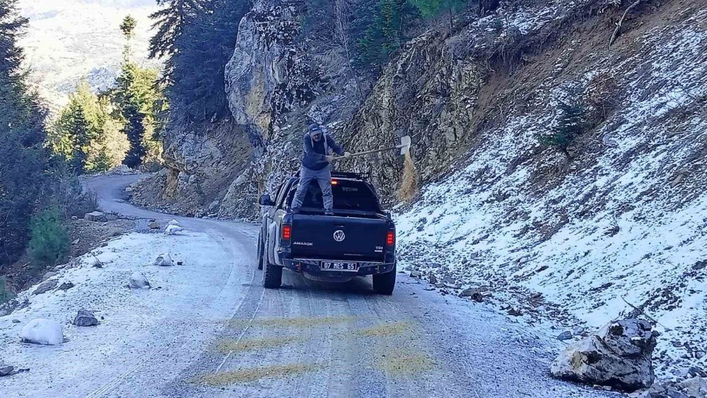 Kış Alanya'nın dağlarını yerle bir etti! Makinalar bahara kadar aralıksız çalışacak