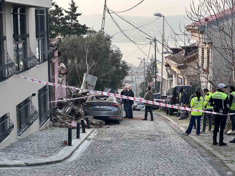 Metruk bina aracın üstüne yıkıldı