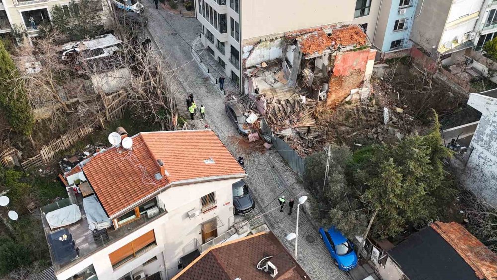 Metruk bina aracın üstüne yıkıldı