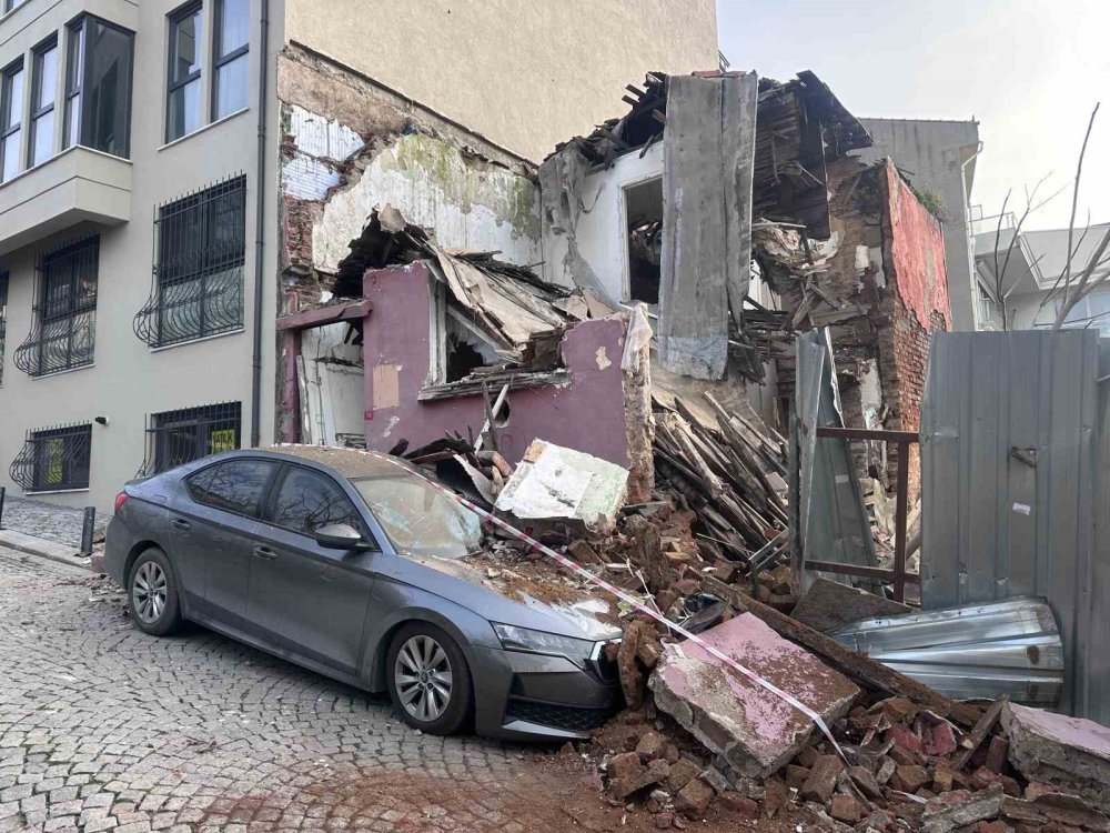 Metruk bina aracın üstüne yıkıldı