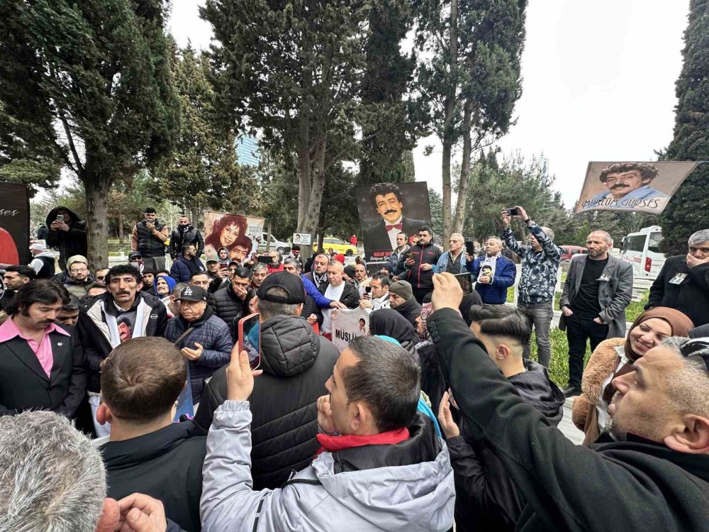 Müslüm Gürses ölüm yıldönümünde mezarı başında anıldı