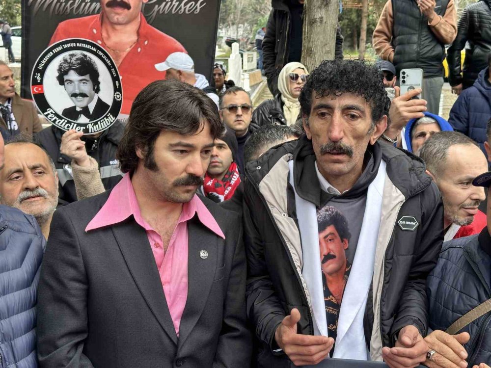 Müslüm Gürses ölüm yıldönümünde mezarı başında anıldı