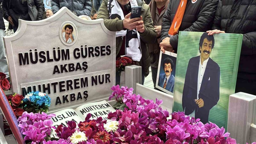 Müslüm Gürses ölüm yıldönümünde mezarı başında anıldı