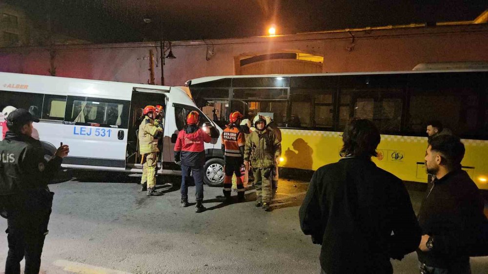 Sabah işe gidemediler! Servis İETT otobüsüyle çarpıştı