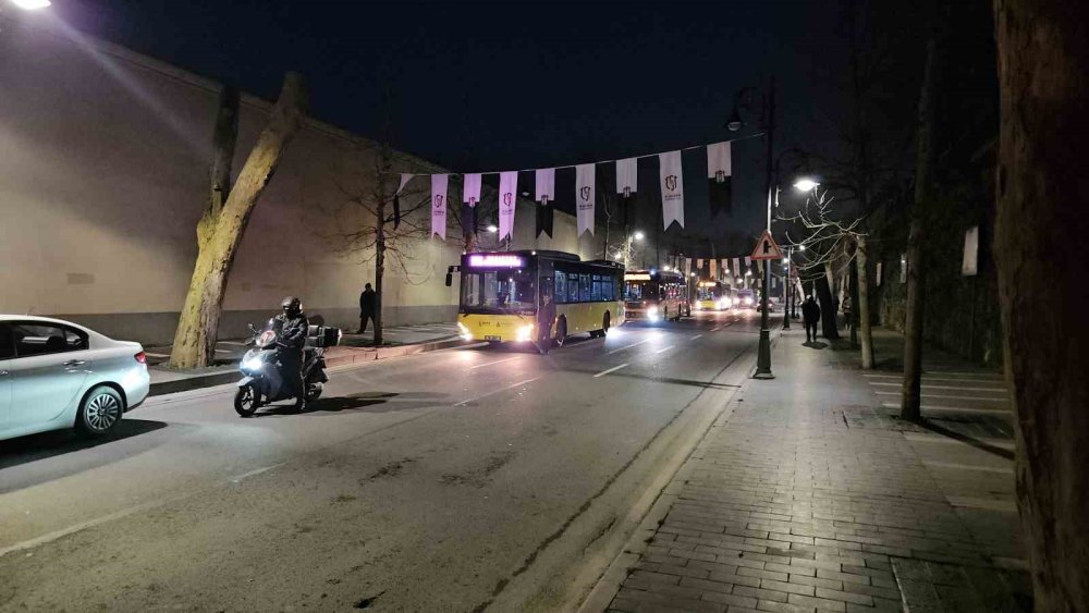 Sabah işe gidemediler! Servis İETT otobüsüyle çarpıştı