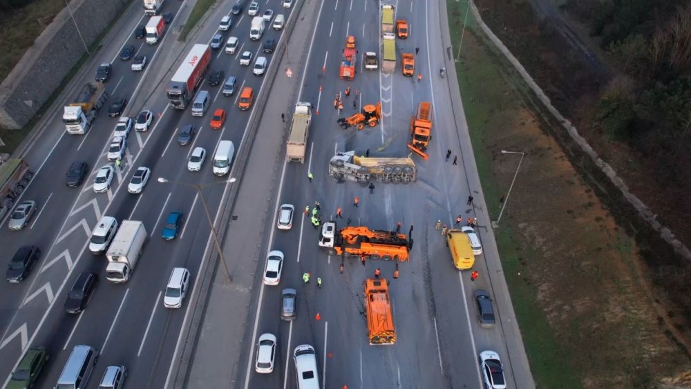 TEM'de trafik durdu! Kamyon devrildi