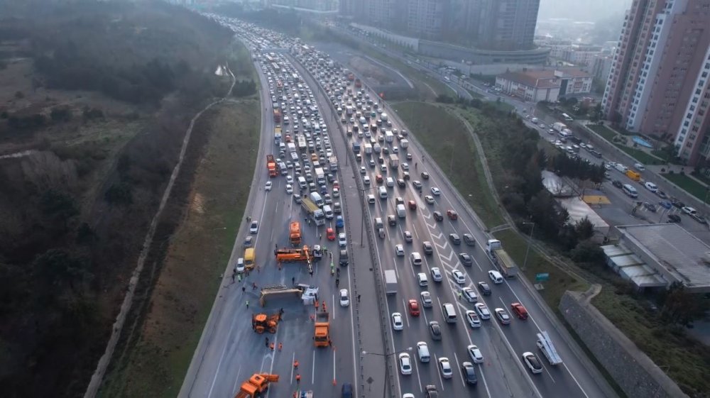 TEM'de trafik durdu! Kamyon devrildi