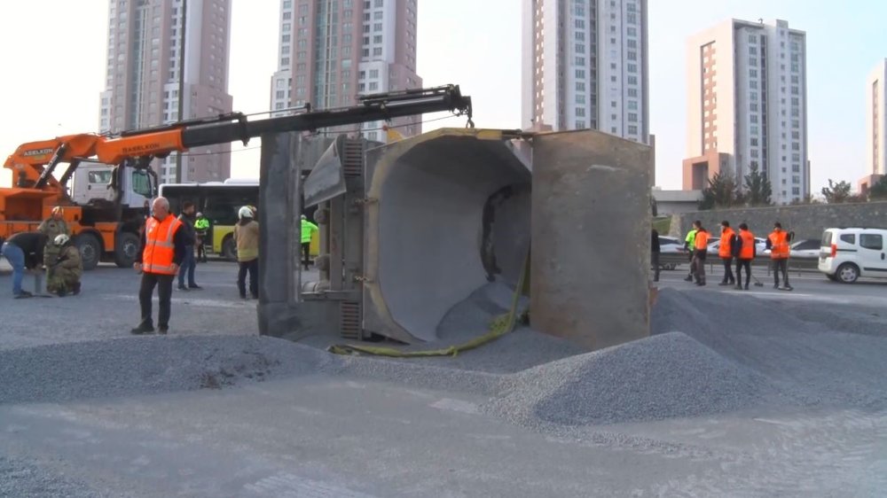 TEM'de trafik durdu! Kamyon devrildi