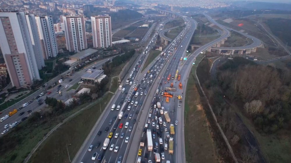 TEM'de trafik durdu! Kamyon devrildi