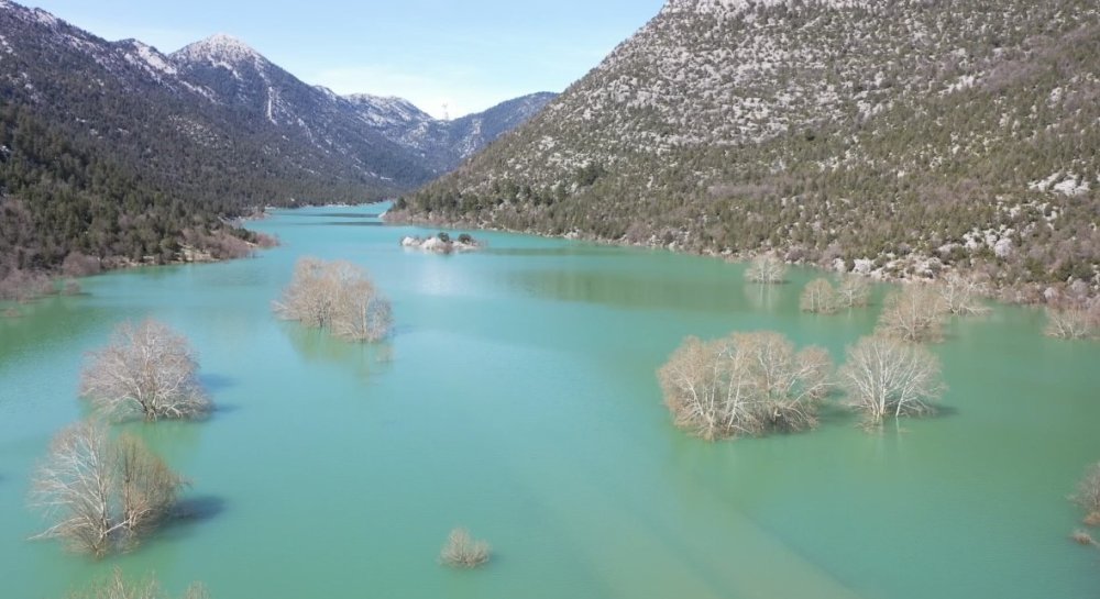 4 kilometrelik göl: Konya suya mı sevinsin kapanan yola mı üzülsün?