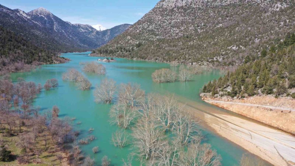 4 kilometrelik göl: Konya suya mı sevinsin kapanan yola mı üzülsün?