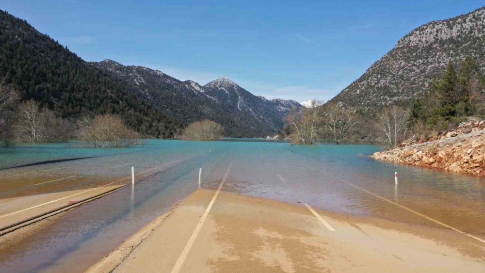 4 kilometrelik göl: Konya suya mı sevinsin kapanan yola mı üzülsün?