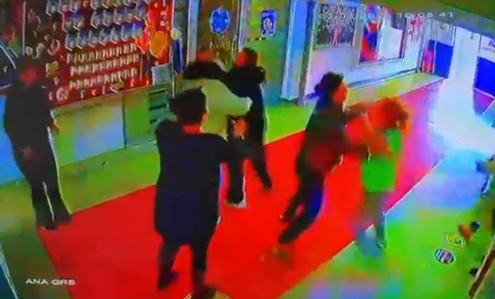 Esenyurt’ta okul koridorunda veli kavgası kamerada