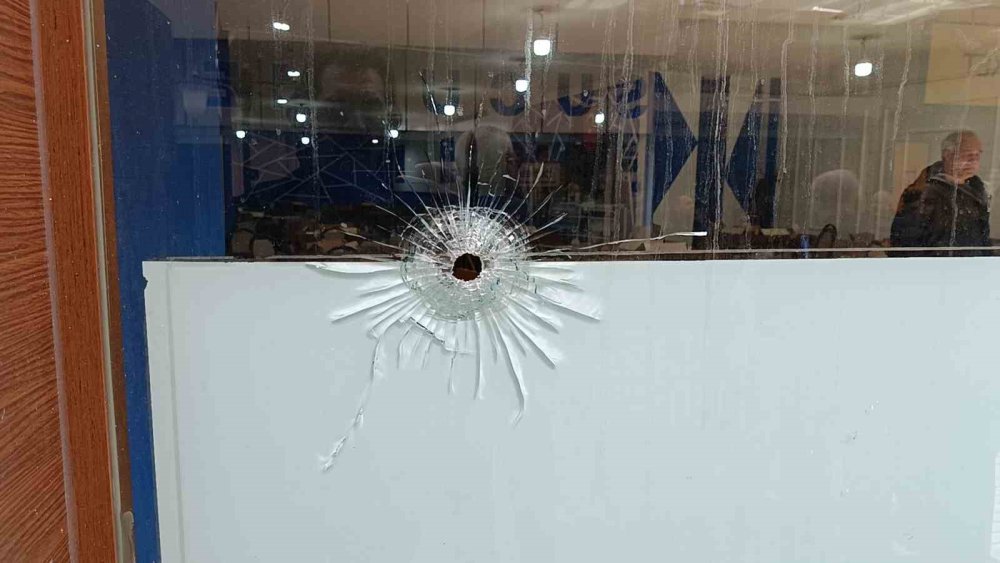 Husumetli kavgası: Kahvehaneye kurşun sıktı, 2 kişi yaralandı