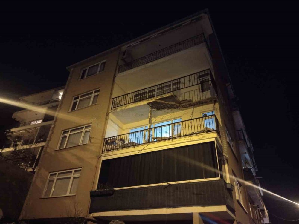 Evin balkonu koptu aşağı kata düştü