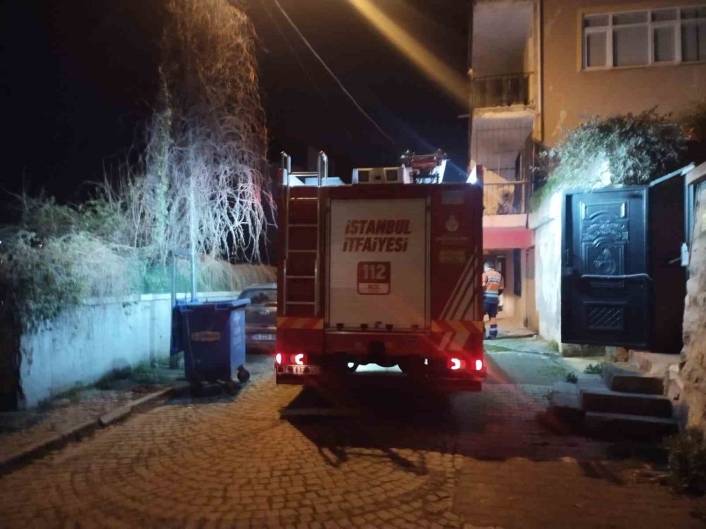 Evin balkonu koptu aşağı kata düştü