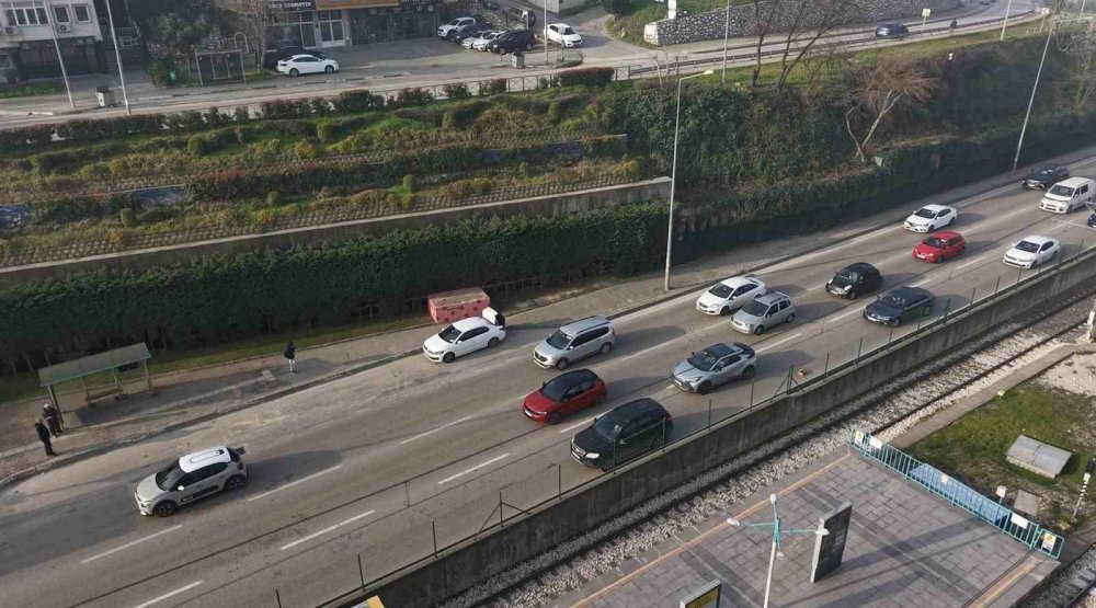 Her gün yeni bir ilginçlik: Arabasını otoyolun kenarına kilitleyip gitti