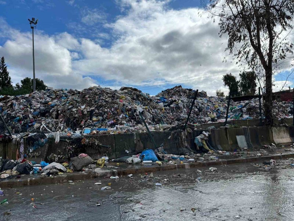 İzmir'de hijyen krizi büyüyor: İşçiler şantiyeyi terk etti