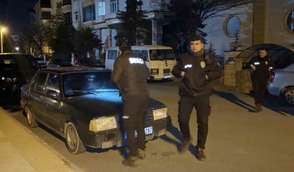 Kornası takılı kalan araç mahalleyi ayağa kaldırdı