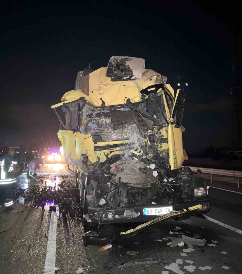 Kulu'da Can Pazarı! Kamyon Tıra Çarptı