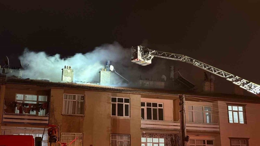 Konya'da gece yarısı paniği! Apartmanın çatısı yandı