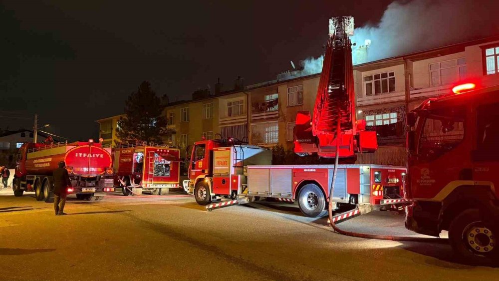 Konya'da gece yarısı paniği! Apartmanın çatısı yandı