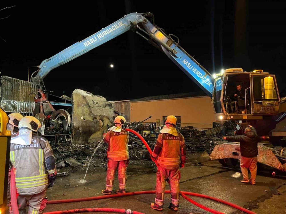 Çöpten Başladı, Sanayi Sitesine Yayıldı: 100 Araç Zarar Gördü