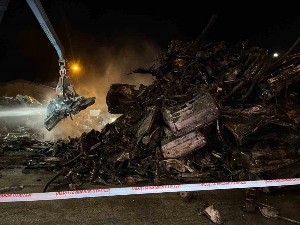 Çöpten Başladı, Sanayi Sitesine Yayıldı: 100 Araç Zarar Gördü