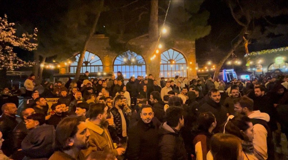 Sahurda tahanlı pide ve simit kuyruğu