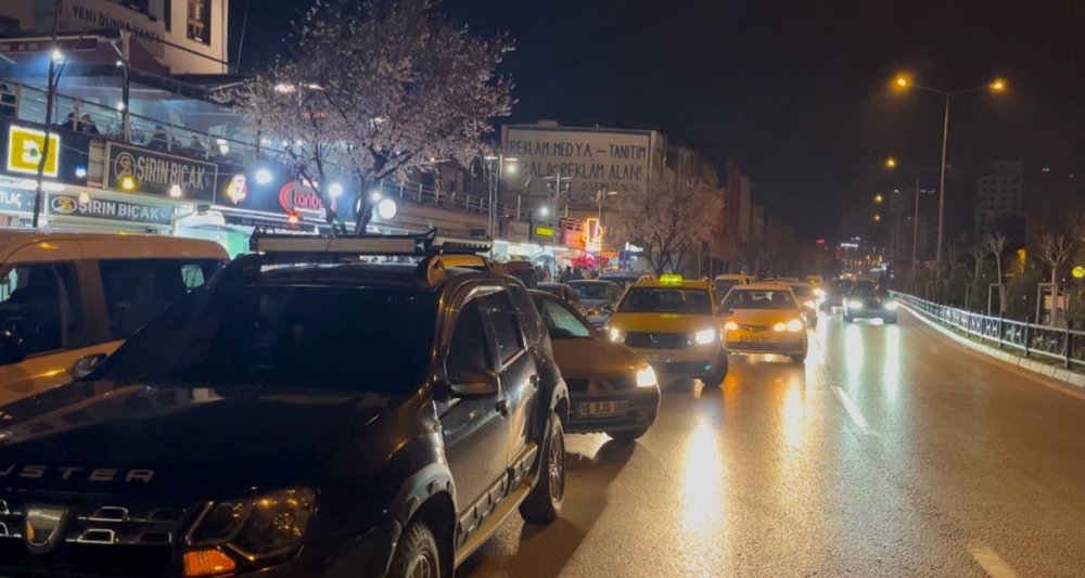 Sahurda tahanlı pide ve simit kuyruğu