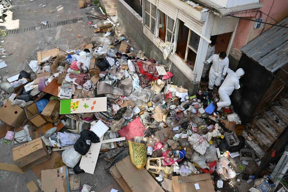 12 kamyon çöpü evinde biriktirmiş