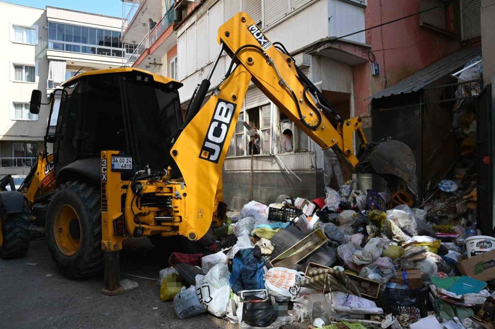 12 kamyon çöpü evinde biriktirmiş