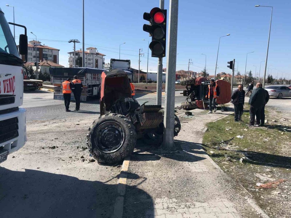 Ereğli'de Tır Traktörü İkiye Böldü
