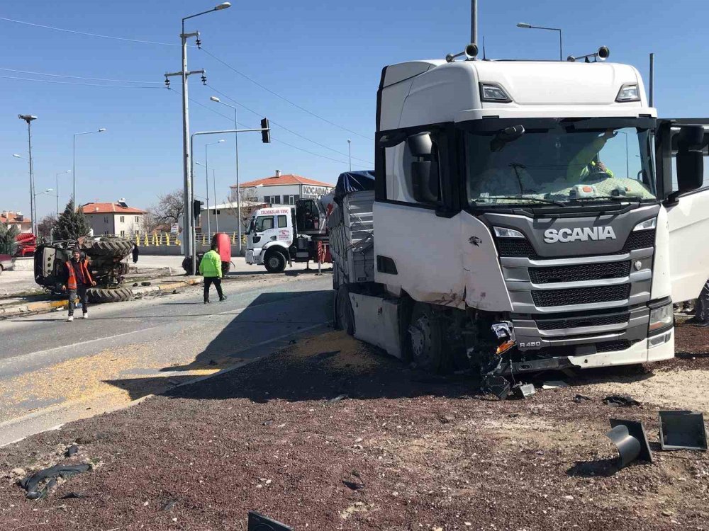 Ereğli'de Tır Traktörü İkiye Böldü