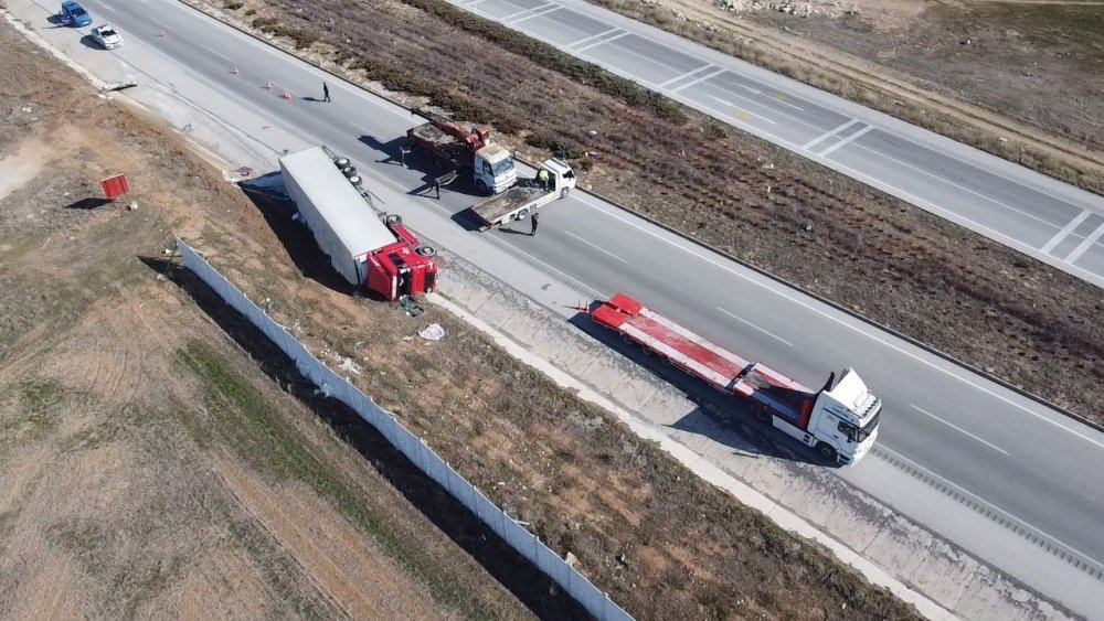 Hırdavat malzemesi yüklü tır devrildi! Sürücü yaralı