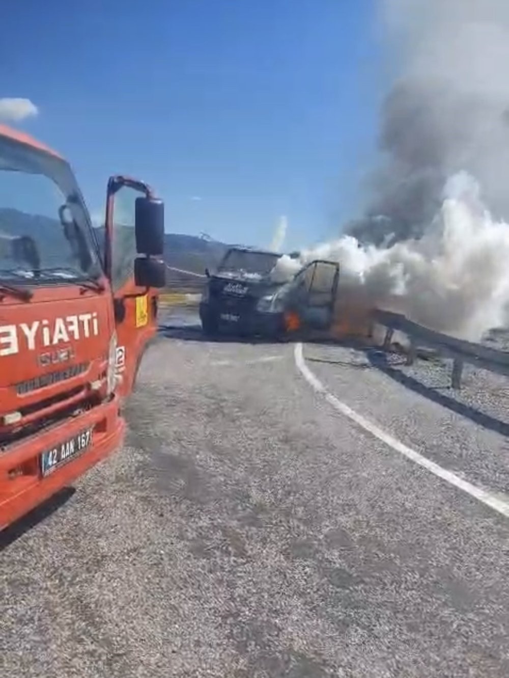 Kasada başlayan yangına rüzgar etkisi! Tüm kamyonet yandı