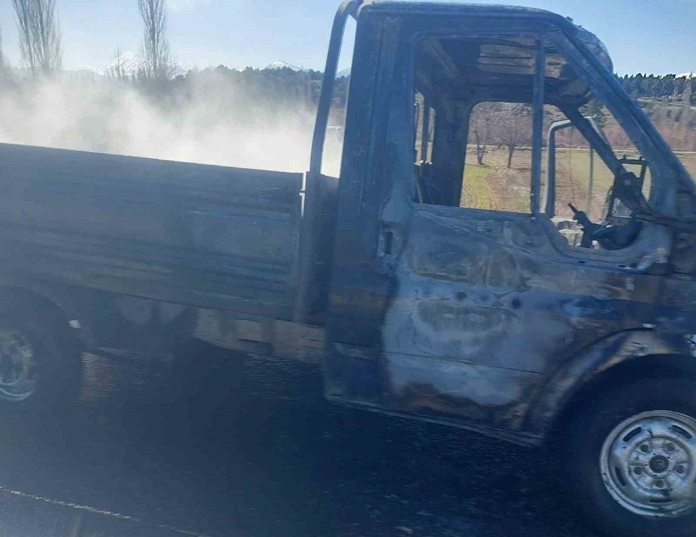 Kasada başlayan yangına rüzgar etkisi! Tüm kamyonet yandı