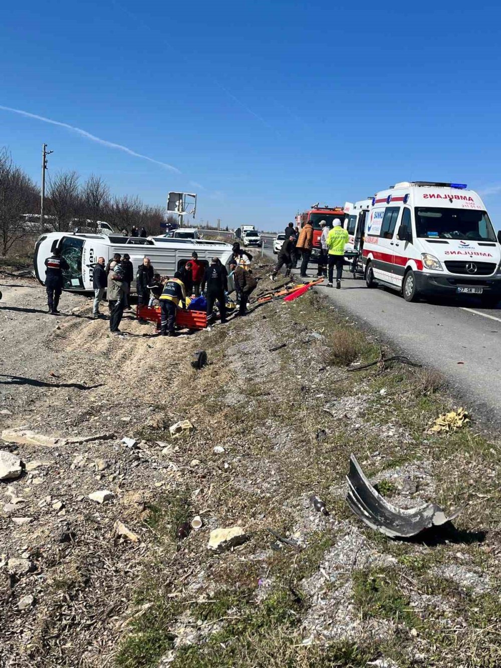 Konya yolunda yine kaza: Akşehir minibüsüne tır çarptı, 11 yaralı