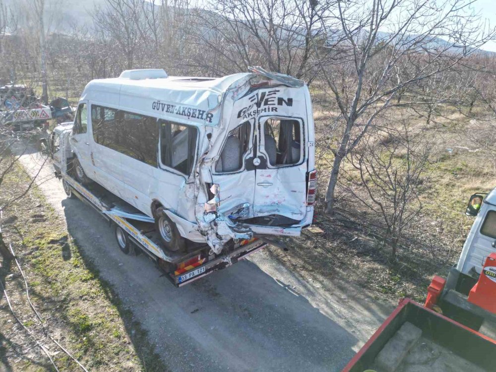 Konya yolunda yine kaza: Akşehir minibüsüne tır çarptı, 11 yaralı