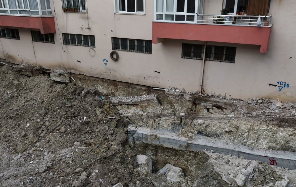 Koskoca bina böyle kaymış! Binanın eski hali ortaya çıktı