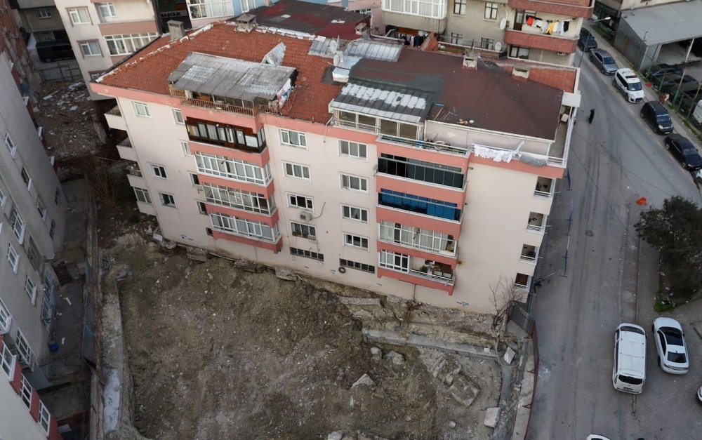 Koskoca bina böyle kaymış! Binanın eski hali ortaya çıktı