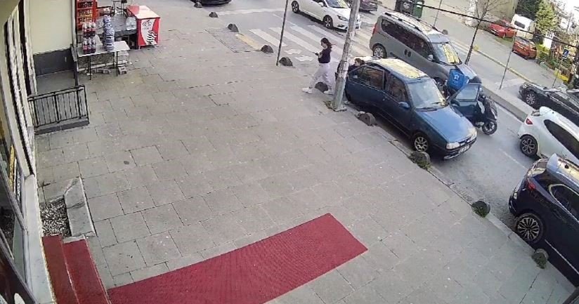 Park halindeki aracın kapısını açtı, motosikletli kurye çarptı