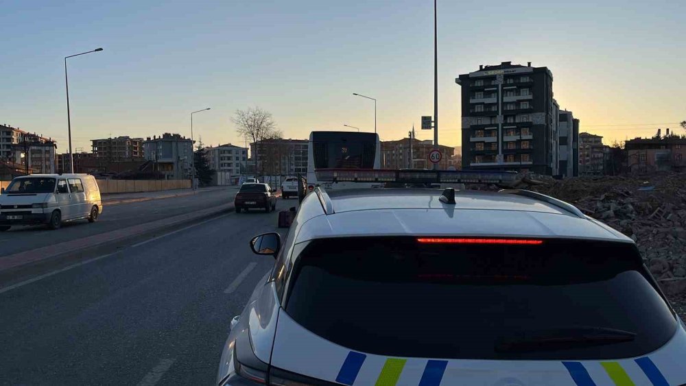 Konya'da Yürekler Ağza Geldi: Motokurye Otobüsün Altına Girdi