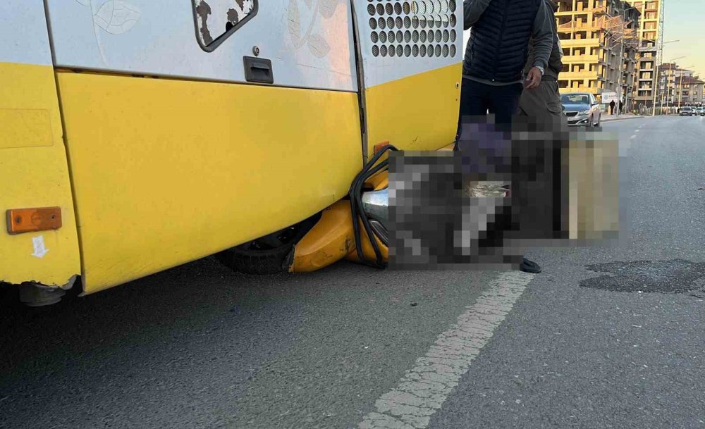 Konya'da Yürekler Ağza Geldi: Motokurye Otobüsün Altına Girdi